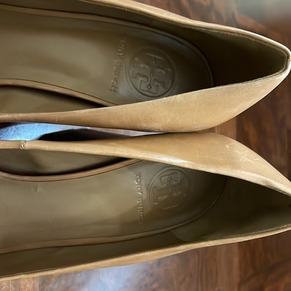 Tory Burch Tan 4.5" Peep-Toe Pumps with Gold Accent on Heel. Women's size 10.5 - Picture 6 of 7